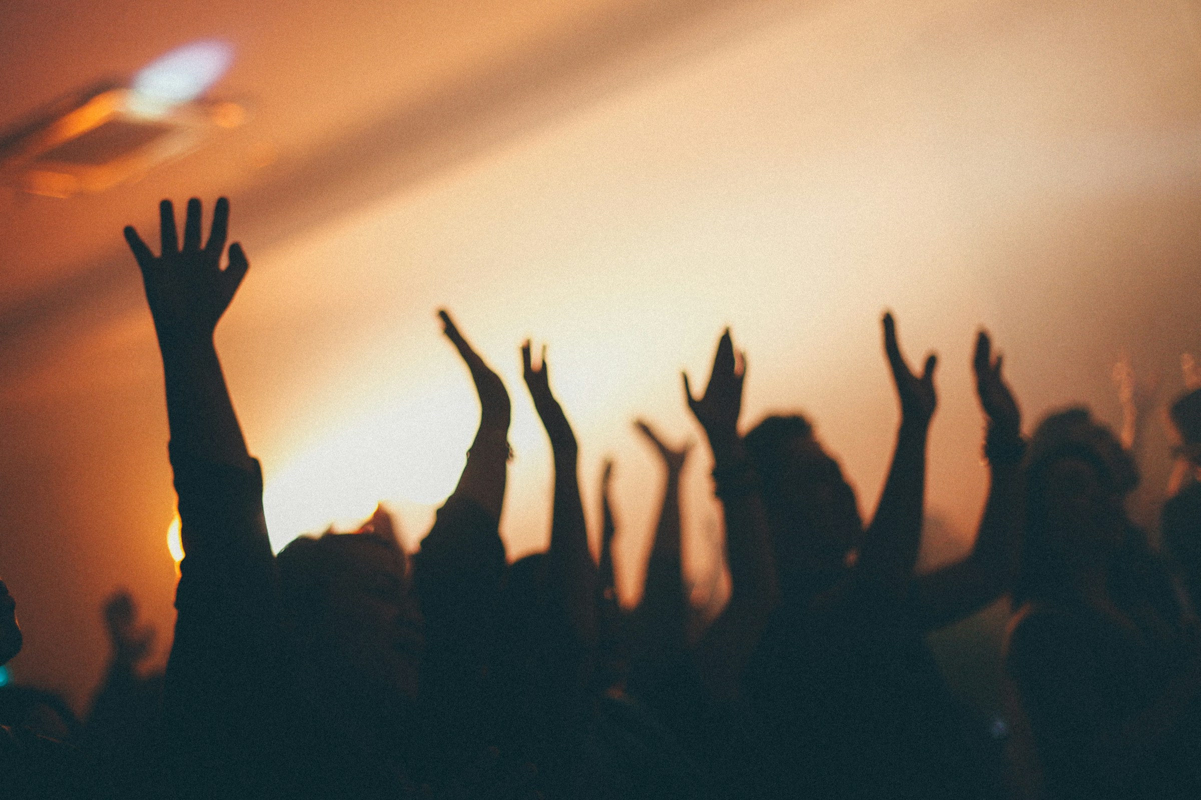 Culto da Comunidade Vista Alegre, mãos levantadas em adoração